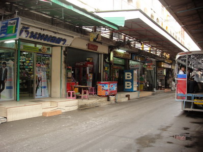 ถนนผ่านหน้าร้าน.jpg